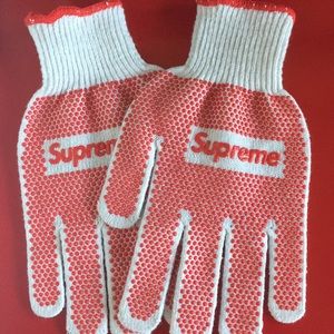 SOLD! New Supreme Gloves